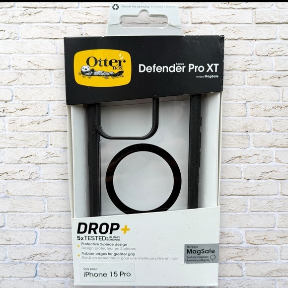 NIB OtterBox Symmetry Series MagSafe | iPhone 15 Pro - Clear and Black - Picture 1 of 2